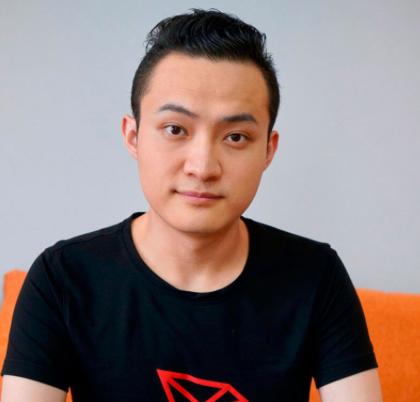 Основатель Tron Джастин Сан подал иск против Bloomberg, обвиняя издание в намерении «незаконно раскрыть его конфиденциальную финансовую информацию».   Конфликт возник в процессе верификации активов Сана для индекса Bloomberg Billionaires Index. Bloomberg получил доступ к его частным данным и планирует. Это может нанести ущерб его репутации и бизнесу.  Дело может повлиять на практику проверки состояний для рейтингов миллиардеров. Сан требует запретить публикацию данных и компенсацию за возможные убытки.  Bitpapa  /  #tron