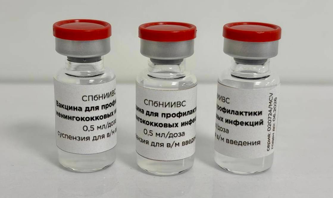 В Госдуме обсудили вопрос включения в Национальный календарь профилактических прививок вакцины от менингококковой инфекции    В ходе рабочего совещания на тему вакцинопрофилактики менингококковой инфекции в Государственной Думе с участием специалистов ФМБА России был поднят вопрос включения менингококковой вакцины в Национальный календарь профилактических прививок  НКПП .  О высокой актуальности вакцины от менингококковой инфекции упомянул член думского комитета по охране здоровья Александр Румянцев, отметив, что именно эту вакцину Всемирная организация здравоохранения выделяет в качестве приоритетной для включения в национальный календарь прививок.   Для включения такой прививки в НКПП необходимо внесение поправок в Федеральный закон «Об иммунопрофилактике инфекционных болезней», что по решению Министерства здравоохранения будет осуществлено, когда на рынке появится отечественная вакцина от менингококковой инфекции, производимая по полному циклу в России.   В этой связи стоит отметить, что разработанная Санкт-Петербургским научно-исследовательским институтом вакцин и сывороток ФМБА России вакцина против менингококка производится на территории предприятия по полному циклу, начиная с этапа получения активной фармацевтической субстанции. На данный момент препарат находится на этапе клинических исследований, а уже к концу года планируется подача досье на регистрацию вакцины.     Вакцина имеет уникальный состав, который включает серотипы A, C, Y, W, а также рекомбинантный компонент B, который вызывает тяжелый сепсис в 30% случаев заражения и является самым распространенным на территории России. Ожидается, что вакцина будет доступна для применения в 2027 году.