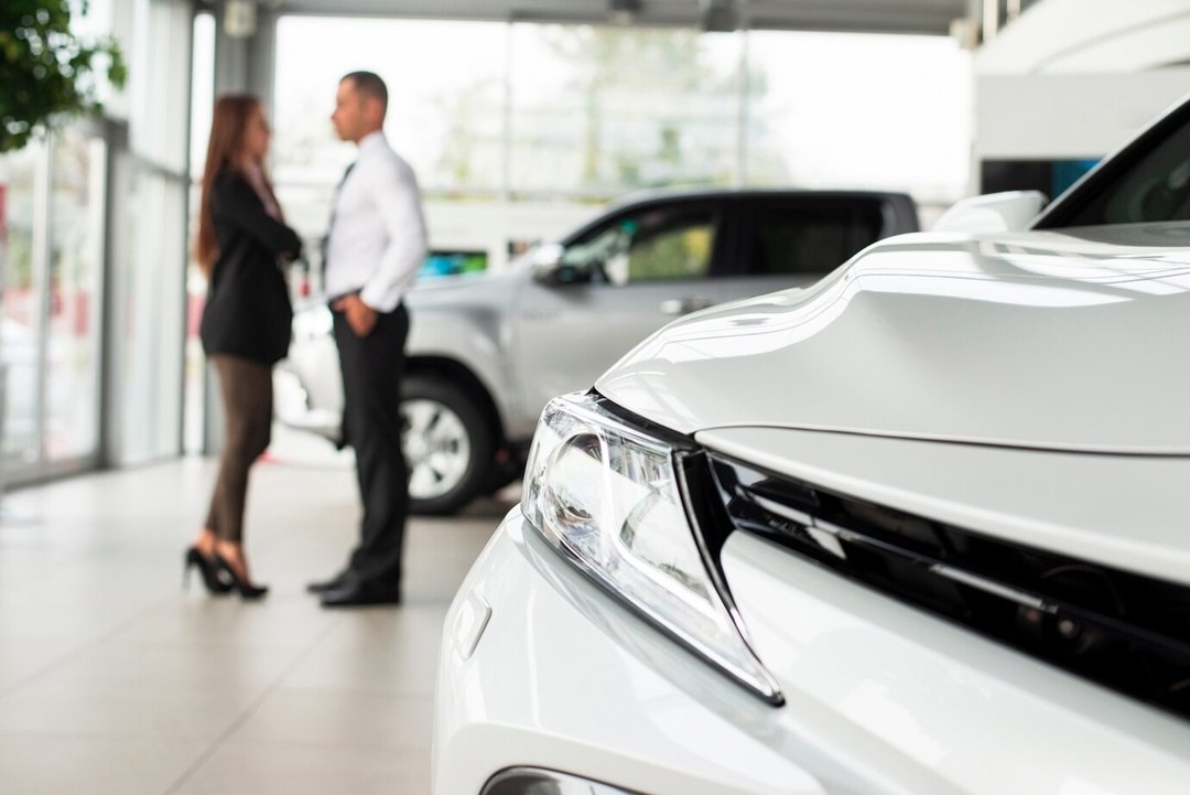 Автокредиты мельчают: как кризис сжал авторынок.    Средний автокредит упал на 9,2% за год  ₽1,26 млн vs ₽1,39 млн в апреле 2024 .    Москва лидирует по чекам  ₽1,72 млн , но теряет 11,8% год к году.    Иркутская область — единственный рост  +3,1%  в топ-30 регионов.  Авторынок перестраивается: банки выдают кредиты на 13,5% меньше, и только «надежным» заемщикам с высоким персональным кредитным рейтингом.  Кризис заставил россиян перейти на бюджетные модели, а банки — ужесточить правила. Субсидии и льготы не спасают: рынок сжимается, как шагреневая кожа.    ProБанки