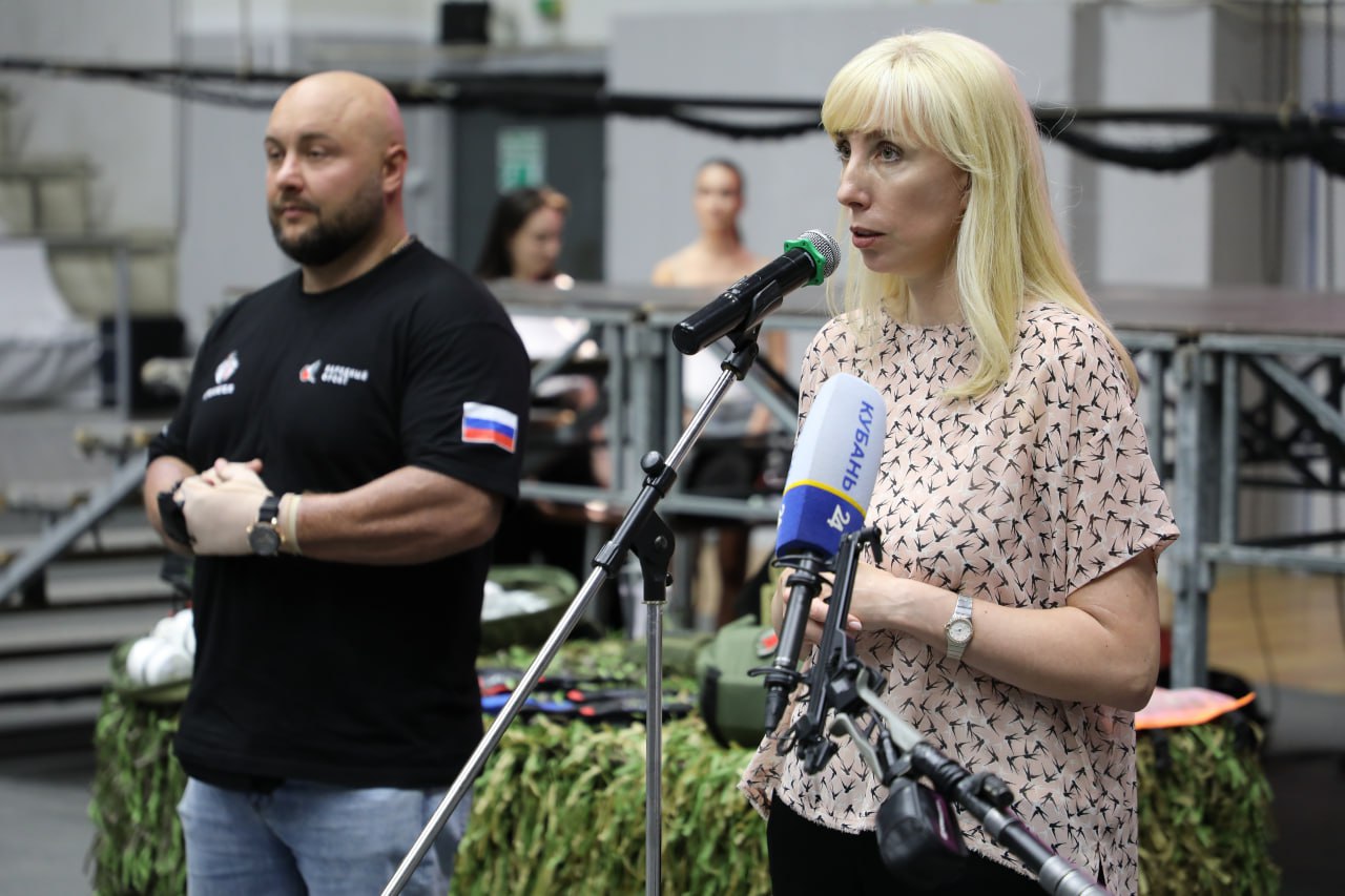 Кубань 24 Практикум по оказанию первой помощи прошел в ДС «Олимп».  Мероприятие проводится в рамках президентского проекта «Культура безопасности», направленного на обучение жителей региона — служащих, педагогов, предпринимателей — базовым навыкам спасения жизни.  Инициативу поддержали губернатор и региональное отделение Народного фронта. Курсы ведут специалисты службы экстремальной медицины. Участников обучают наложению жгута, изготовлению временной повязки, проведению искусственной вентиляции легких — приемам, которые позволяют поддержать состояние пострадавшего до прибытия врачей, — написала замгубернатора Кубани Анна Минькова.  В нынешнем потоке занятия проходят уже в третий раз и собрали 400... подробнее на канале: Кубань 24 @