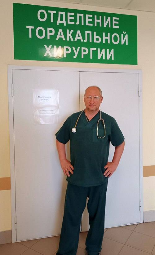 В Магнитогорской больнице прооперировали пациента с редкой патологией В хирургическом торакальном отделении Городской больницы №1 имени Г. И. Дробышева г. Магнитогорск провели операцию пациенту с редкой патологией. Пациент, у которого был выраженный рубцовый стеноз нижней трети пищевода, то есть сужение просвета пищеводной трубки, неоднократно проходил бужирование, где ему с помощью специального инструмента расширяли просвет в пищеводе. Из-за этого мужчина мог принимать только жидкую пищу, твердая не проходила совсем. После погрешностей в диете пациент поступил в больницу с жалобами на неукротимую рвоту. Произошел практически полный отрыв пищевода от желудка. Павел Морозов, заведующий хирургическим торакальным отделением ГБ №1 имени Г. И. Дробышева Магнитогорска: «Пациент был экстренно прооперирован. Ему была выполнена проксимальная резекция желудка, при этом из желудка был сформирован стебель, резецирована измененная часть нижней трети пищевода и был наложен аностомоз, то есть создано соединение между желудочным стеблем и средней третью пищевода. Необычность данного случая заключается не только в редкости такой патологии и трудности ее диагностики, но и в том, что оперировать пациента пришлось в условиях медиастинита, то есть воспаления в области средостения. По статистике, смертность в таких случаях достигает 80 процентов и более». Пациент был выписан домой в удовлетворительном состоянии. Теперь он может принимать не только одну жидкую, но и полутвердую пищу, а со временем сможет полноценно питаться.