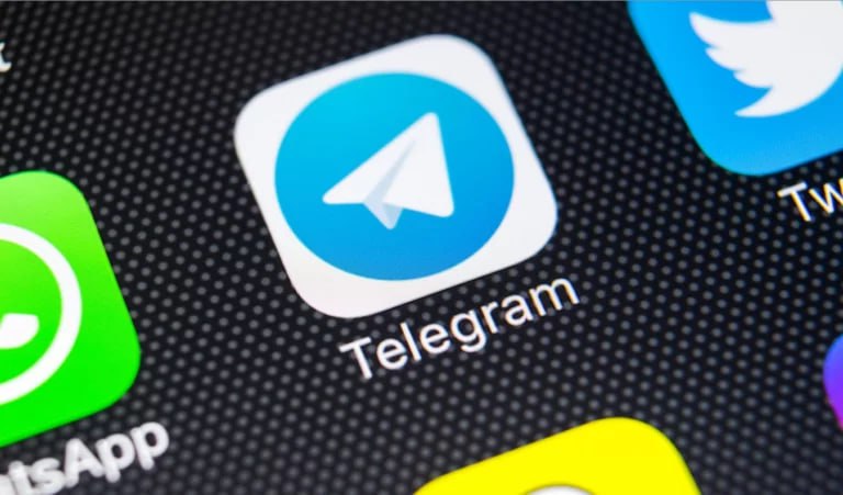 В Telegram в коде обнаружены строки, позволяющие создавать приватные войс-чаты в чатах вместимостью до 100 человек Также появится возможность быстрого репоста . Теперь при зажатии кнопки «Переслать», например, в канале, откроется меню с иконками: после этого появится чат «Избранное» и частые контакты. Ждём обновление? TON в кошельке ЧАТ
