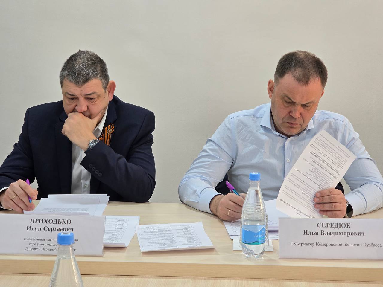 Губернатор Илья Середюк находится с рабочим визитом в Горловке С главой Горловки Иваном Приходько и руководителями городских служб обсудили планы по капитальному ремонту объектов социальной сферы, поврежденных в результате обстрелов. Кузбасс готов предоставить необходимую технику и материалы. Также необходимо сделать инвентаризацию аварийного запаса воды, топлива; создать резервные запасы на случай отключения электроэнергии; приобрести дополнительный дизель-генератор к следующему отопительному сезону. Вести-Кузбасс