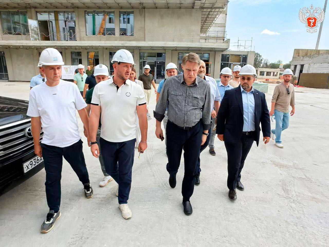 Михаил Мурашко: В Запорожской области создана медицинская инфраструктура, которая позволит бороться с возникающими заболеваниями   Министр здравоохранения РФ Михаил Мурашко в ходе визита в Запорожскую область побывал в Мелитопольском областном онкологическом диспансере, где пообщался с первыми пациентками отделения лучевой терапии из Мелитополя, Токмака, Васильевки и Каменки-Днепровской, получившими лучевую терапию на новом линейном ускорителе.  — Меня приняли как дома. Я очень довольна, — ответила министру пациентка, приехавшая на лечение из Каменки-Днепровской, в 20 км от Энергодара.  Пациентка, приехавшая для проведения лучевой терапии из Васильевки, поделилась, что также довольна проводимым ей лечением.   — Хорошо себя чувствую, и девочки хорошие, внимательные, — рассказала она. — Надеюсь, что еще правнука женю.    Медицинские консультации с ведущими федеральными медицинскими центрами — одна из основ развития онкологической службы в регионах  Министр отметил активное участие ведущих специалистов Национального медицинского исследовательского центра онкологии имени Н.Н. Блохина Минздрава России в совершенствовании работы онкологической службы региона.  — Мы действительно очень счастливы, что смогли создать здесь инфраструктуру, которая позволит бороться с возникающими заболеваниями, — ответил Михаил Мурашко.   Главный внештатный радиотерапевт Минздрава России, заместитель директора НМИЦ онкологии им. Н.Н. Блохина Минздрава России Марина Черных отметила, что специалисты федерального центра продолжат поддерживать коллег из Мелитопольского онкодиспансера удаленно и в режиме очных визитов.     Как подчеркнул Михаил Мурашко, телемедицинские консультации с федеральными медицинскими центрами сегодня стали нормой для региональных медицинских организаций и позволяют значительно повысить качество оказываемой медицинской помощи населению.   — Ведущие специалисты из федеральных медицинских центров страны осуществляют как очные консультации пациентов и отработку новых технологий, так и дистанционное взаимодействие. Они постоянно контролируют и обсуждают ведение пациентов, повышают квалификацию и отрабатывают единые подходы к лечению пациентов, — заключил он.  #ЗдоровьеВПриоритете  #Модернизация  #МедицинаРегионов
