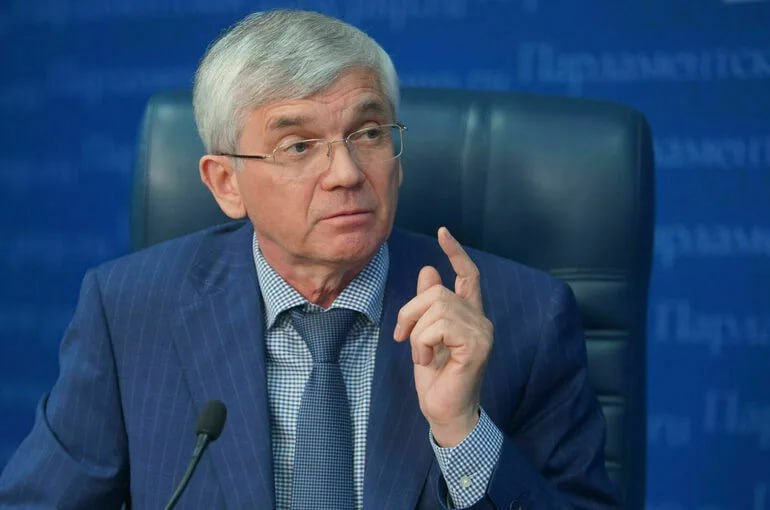 В Госдуме назвали отказывающихся от прививок россиян врагами страны В России требуется разработка целой государственной стратегии в отношении так называемых «антиваксеров». С соответствующим предложением к первому замминистра здравоохранения Виктору Фисенко обратился депутат Госдумы, член комитета по охране здоровья Александр Петров. «Необходимо выработать государственную политику в отношении антиваксеров, и я гарантирую поддержку со стороны комитета», — отметил Петров во время заседания. Он предложил обсудить эту тему в ближайшее время совместно. Депутат указал, что отказ от прививок инициируется определенными враждебными России структурами. «В нынешней ситуации это создает прямую угрозу жизни и здоровью наших детей», — добавил он. Стоит подчеркнуть, что ещё в разгар пандемии ковида 86% российских врачей назвали информационную кампанию по вакцинации провальной. При этом, по данным опроса «Справочник врача», почти 82% российских врачей заявили, что не согласились бы испытывать, например, вакцину от коронавируса центра Гамалеи на своих детях. Только 14% опрошенных сочли, что детской вакцинации не должно быть вовсе, почти 74% предлагали сделать её добровольной, а 12,2% – принудительной. Почти 55% врачей, которые против вакцинации детей от коронавируса, главной причиной этого называли отсутствие в России прозрачной статистики о побочных эффектах и осложнениях от прививок.