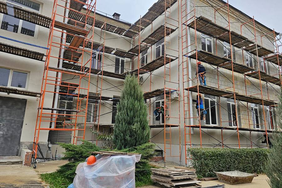 Жители Волжского и области получат более комфортное и современное медицинское обслуживание. Власти региона выделили средства на масштабную модернизацию 48 медицинских организаций. В шести учреждениях долгожданные перемены уже свершились. Как сообщает облздрав, свежий ремонт и новое оборудование уже радуют пациентов и врачей в ряде ключевых больниц и поликлиник региона. Среди них - корпус областной клинической больницы №1, больница скорой медицинской помощи №25, областная детская больница, горбольница №3 Волжского и отделения больницы №1 им. С.З. Фишера. При формировании планов на ремонт, приоритет отдавался самым насущным потребностям учреждений: от ремонта фасадов и крыш до модернизации помещений для установки сложного медицинского оборудования и обновления инженерных систем. Вопросы реконструкции и модернизации медицинских учреждений находятся под личным контролем губернатора ЧП Волжский - подписаться Написать нам Чат - перейти