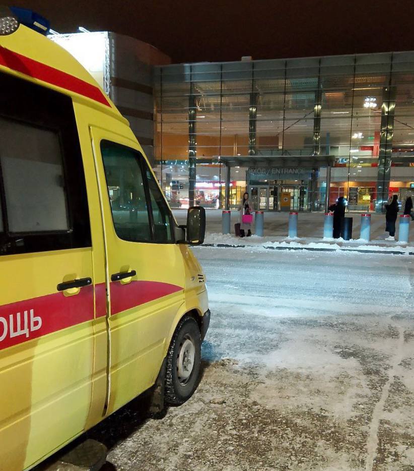 Домой вернулась жительница Миасса которую не хотели выпускать из Египта пока она не оплатит лечение в местной больнице Она прилетела в Кольцово где ее ждали челябинские медики В сопровождении бригады территориального центра медицины катастроф Челябинской области в составе которой врач анестезиолог реаниматолог и фельдшер на медицинском транспорте пациентка будет доставлена в Челябинск для продолжения оказания медицинской помощи рассказали в минздраве Пенсионерке поначалу в Египте не отдавали паспорт но потом вернули Ей выставили огромный счет за лечение Но в итоге медуслуги были оказаны бесплатно Решение вопроса с оплатой взяла на себя страховая компания