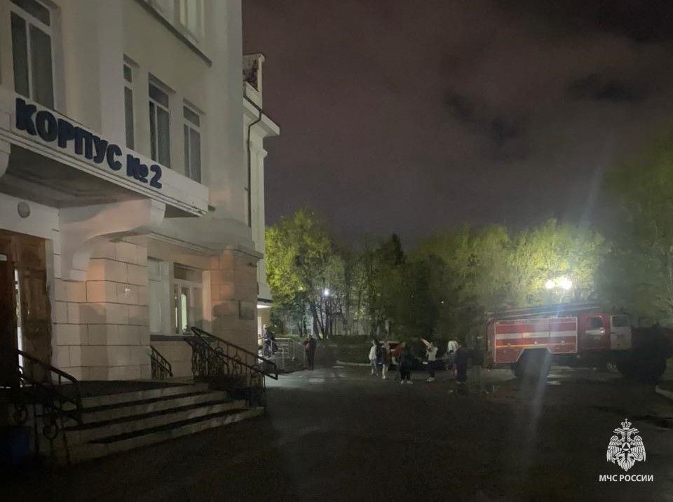 Охранника больницы будут судить за смерть пациентки при пожаре СК Хабаровского края завершил расследование уголовного дела в отношении охранника больницы п. «в» ч. 2 ст. 238 УК РФ — оказание услуг, не отвечающих требованиям безопасности . 14 мая прошлого года он услышал сигнал оповещения о пожаре. Охранник не убедился в том, что возгорание или задымление отсутствуют, и отключил систему пожарной сигнализации. Он также сообщил в пожарную часть о ложном её срабатывании. Из-за этого спасательные службы приехали на место несвоевременно — пожар распространился. Одна из пациенток получила ожоги и скончалась. Как уточняли в МЧС региона, были эвакуированы 99 пациентов и 18 сотрудников медучреждения.