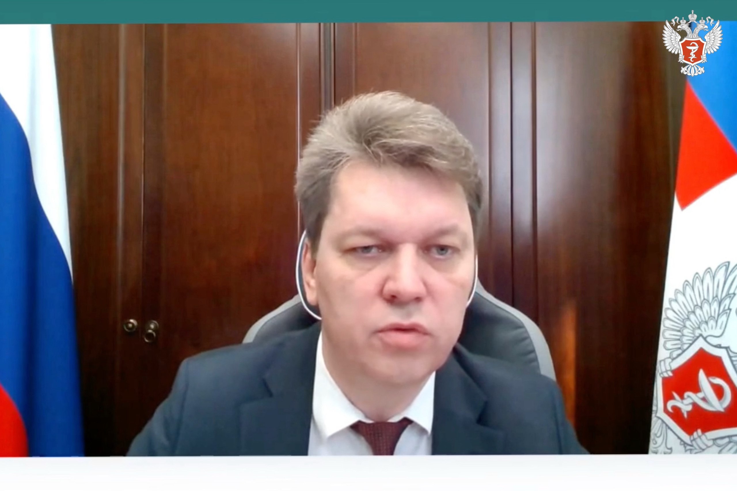 Минздрав России VK Вадим Ваньков: Искусственный интеллект играет ключевую роль в медицине и ежедневно применяется во врачебной практике Об этом рассказал замминистра здравоохранения РФ Вадим Ваньков в рамках Международного онкологического форума «Белые ночи 2025», на сессии «Искусственный интеллект 2030 — практическое применение». — Искусственный интеллект представляет собой актуальное направление развития технологий, находящее применение в каждодневной практике и являющееся ключевым аспектом в сфере медицины, — отметил он. В своем выступлении Вадим Ваньков обозначил государственные приоритеты в области ИИ в здравоохранении: развитие и масштабирование успешных цифровых решений на базе ИИ; повышение цифровой зрелости региональных систем здравоохранения; внедрение стандартов безопасности и совместимости; поддержка разработчиков отечественного медицинского ПО; создание единого контура ИИ в системе здравоохранения, интегрированного с ключевыми государственными платформами. Замминистра здравоохранения РФ подчеркнул, что приоритетная цель — оптимизация системы здравоохранения, повышение ее доступности, персонализация предоставляемых услуг и увеличение общей эффективности. — Значительный вклад в достижение этой цели вносят современные технологические решения, — добавил он.