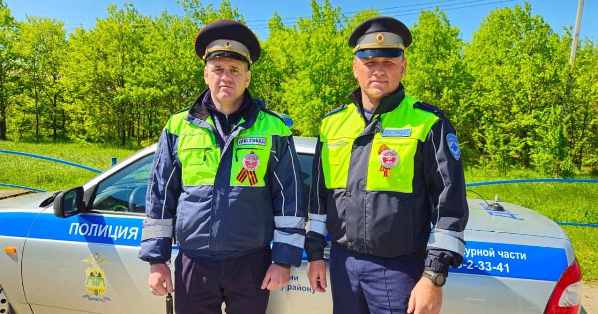 Мужчине с инсультом первыми оказали помощь инспекторы ДПС Жителю Белореченска позвонил пожилой друг и пытался что-то сказать. Речь была бессвязной, и мужчина заподозрил, что его товарищ, ранее перенесший инсульт, в беде. Не дозвонившись до скорой помощи, мужчина обратился к инспекторам ДПС - старшим лейтенантам полиции Петру Белоусову и Владимиру Колиберда. Приехав на место, инспекторы обнаружили в доме мужчину, лежащего на полу в полусознательном состоянии. Он не мог двигаться и говорить. Тогда они переложили мужчину в машину поднявшего тревогу друга и сопроводили на патрульном автомобиле с включенными спецсигналами до больницы. Доехав до медучреждения, полицейские на руках вынесли пожилого человека и передали врачам. Медики диагностировали у него инсульт и оказали ему квалифицированную помощь. Его жизни и здоровью ничего не угрожает. По словам врачей, приступ был купирован вовремя благодаря оперативным действиям госавтоинспекторов. МедКрай Ваше здоровье