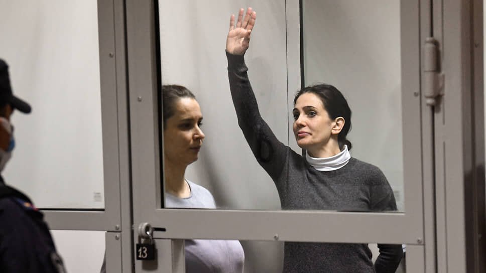 Врачи Елена Белая и Элина Сушкевич признаны виновными в убийстве недоношенного — решение присяжными вынесено единогласно Напомним, главврач роддома № 4 в Калининграде Елена Белая поручила заведующей отделением новорожденных перинатального центра Элине Сушкевич ввести глубоко недоношенному младенцу летальную дозу сульфата магния и оформить его как мертворожденного, чтобы не портить статистику роддома. Факт смерти ребенка от острого отравления токсической дозой магнезии установили две комиссионные экспертизы, а соответствующие показания дали свидетели, по принуждению начальства участвовавшие в фальсификации истории родов.