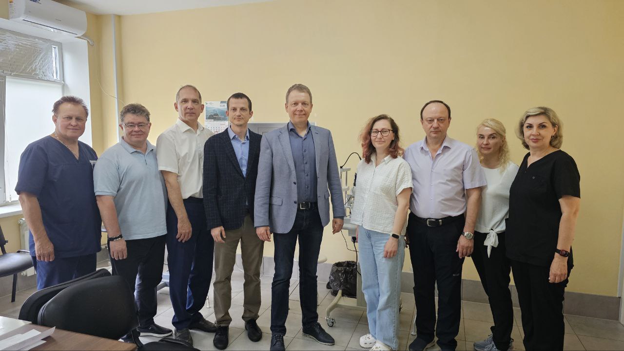 Офтальмологи МНТК будут чаще выезжать в новые регионы  Генеральный директор и руководители Волгоградского и Краснодарского филиалов НМИЦ МНТК «Микрохирургия глаза» им. академика С.Н. Федорова Минздрава России провели ряд совещаний с руководителями ведомств и главными офтальмологами Херсонской и Запорожской областей. Обсуждалось развитие офтальмологической помощи двух регионов.  По словам генерального директора  МНТК «Микрохирургия глаза» Дмитрия Арсютова, ситуация с оснащенностью в Запорожской области улучшилась.   «Регион закупил все необходимое для оказания офтальмологической помощи пациентам, остается решить вопрос с кадрами. Будем предлагать вакансии нашим выпускникам ординатуры и аспирантуры, — сказал Дмитрий Геннадьевич. – В Херсонской области сложнее: и логистика, и офтальмологов меньше. Поэтому была налажена маршрутизация из Херсонской области в Запорожскую».  В ходе переговоров также договорились о проведении дополнительных выездов офтальмохирургов МНТК «Микрохирургия глаза» на новые территории.   «Коллеги из головной организации, а также из филиалов давно высказывают желание лично участвовать в подобных акциях, чтобы чаще выезжать и проводить как можно больше операций, — подвел итог выезда генеральный директор. –  И мы готовы эту работу продолжать».  #мнтк #микрохирургия_глаза #новые_регионы #Запорожье #Херсон #офтальмологическая_помощь #выездная_бригада #микрохирургические_операции