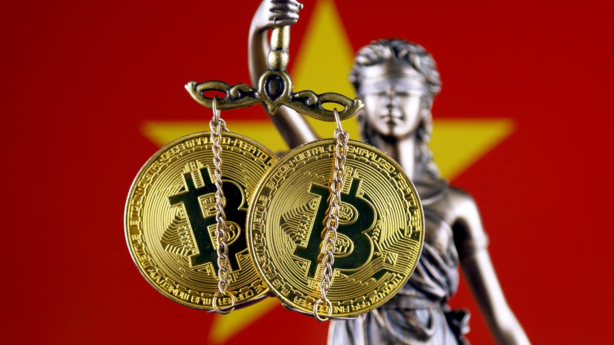 Вьетнам завершает подготовку пилотной программы по легализации бирж цифровых активов, одобрение ожидается в августе или сентябре. По словам чиновников, этот шаг может привлечь крупные иностранные инвестиции, вывести стартапы из «серой зоны» и закрепить за страной статус регионального блокчейн-хаба. Крипто ТВ