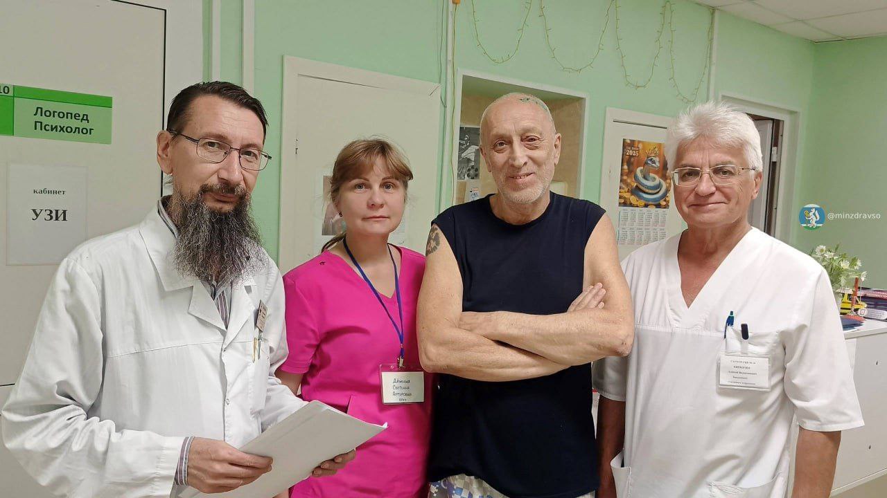 У 67 летнего екатеринбуржца произошёл взрыв в голове когда он был за рулём Алексей выезжал из двора на Уралмаше Его машина резко остановилась а сам он потерял сознание Оказалось у мужчины лопнул сосуд в мозге аневризма Это вызвало массивное кровоизлияние Его в коме доставили в больницу 14 а затем экстренно перевели в сосудистый центр Хирургам предстояла ювелирная работа пережать миниатюрным зажимом поврежденный сосуд не нарушив кровоснабжение мозга На всё про всё три минуты Операция прошла успешно Через неделю Алексей уже был дома с семьёй Подписаться Прислать новость