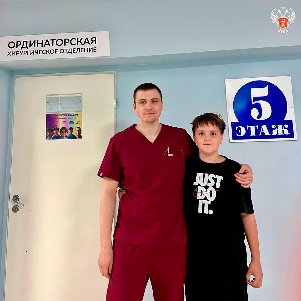 В Новгородской области врачи спасли подростка после ранения из пневматической винтовки В Новгородской областной детской клинической больнице успешно провели операцию по извлечению пули из почки подростка, получившего ранение из пневматической винтовки. Инцидент произошел в конце марта в городе Боровичи. Двое несовершеннолетних обнаружили в сарае пневматическую винтовку, принадлежащую отцу одного из них. Во время игры с оружием раздался выстрел, в результате которого один из подростков получил ранение. Его товарищ оперативно вызвал скорую медицинскую помощь. После поступления в больницу врачи провели комплексное обследование пациента. Было установлено, что пуля прошла через мягкие ткани и застряла в почке. После стабилизации состояния ребенка хирурги приняли решение о проведении операции. Оперативное вмешательство успешно выполнили врачи Артём Вавилов и Ерануи Барсегян. В ходе операции пуля была извлечена, при этом жизненно важный орган не пострадал. В настоящее время мальчик чувствует себя хорошо и находится дома в кругу семьи. #МинздравПредупреждает: Этот случай еще раз подчеркивает необходимость ответственного хранения оружия и важность постоянного контроля за детьми со стороны взрослых для предотвращения подобных происшествий. #МедицинаРегионов