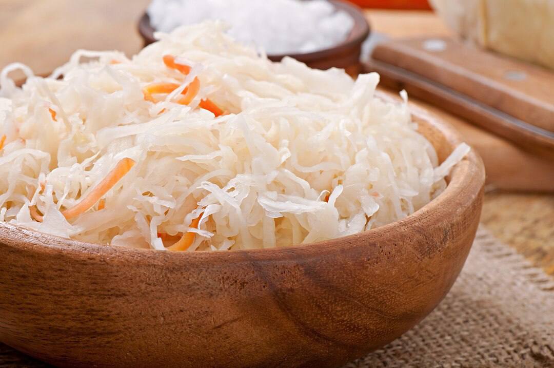 Квашеная капуста полезна для здоровья кишечника Квашеная капуста — продукт безусловно вкусный и полезный, а американские исследователи доказали её полезность ещё и с научной точки зрения. Учёные сравнили влияние на воспалительные процессы в клетках эпителия кишечника сырой капусты, квашеной капусты и рассола от неё. Они обнаружили, что квашеная капуста помогает клеткам кишечника противостоять провоспалительным веществам, а сырая капуста и рассол — нет. Как отмечают ученые, секрет этих эффектов — в метаболитах, образующихся при ферментации. Многие из них такие же, как и те, что вырабатываются кишечным микробиомом: молочная кислота, липиды, производные аминокислот и фенольные соединения. Веществ этих сотни, и ученые сейчас изучают, какие из них наиболее полезны для здоровья нашего кишечника. Но уже сейчас они призывают включать квашеную капусту и другие ферментированные овощи в рацион не только в качестве закусок, но и как полноценную еду.