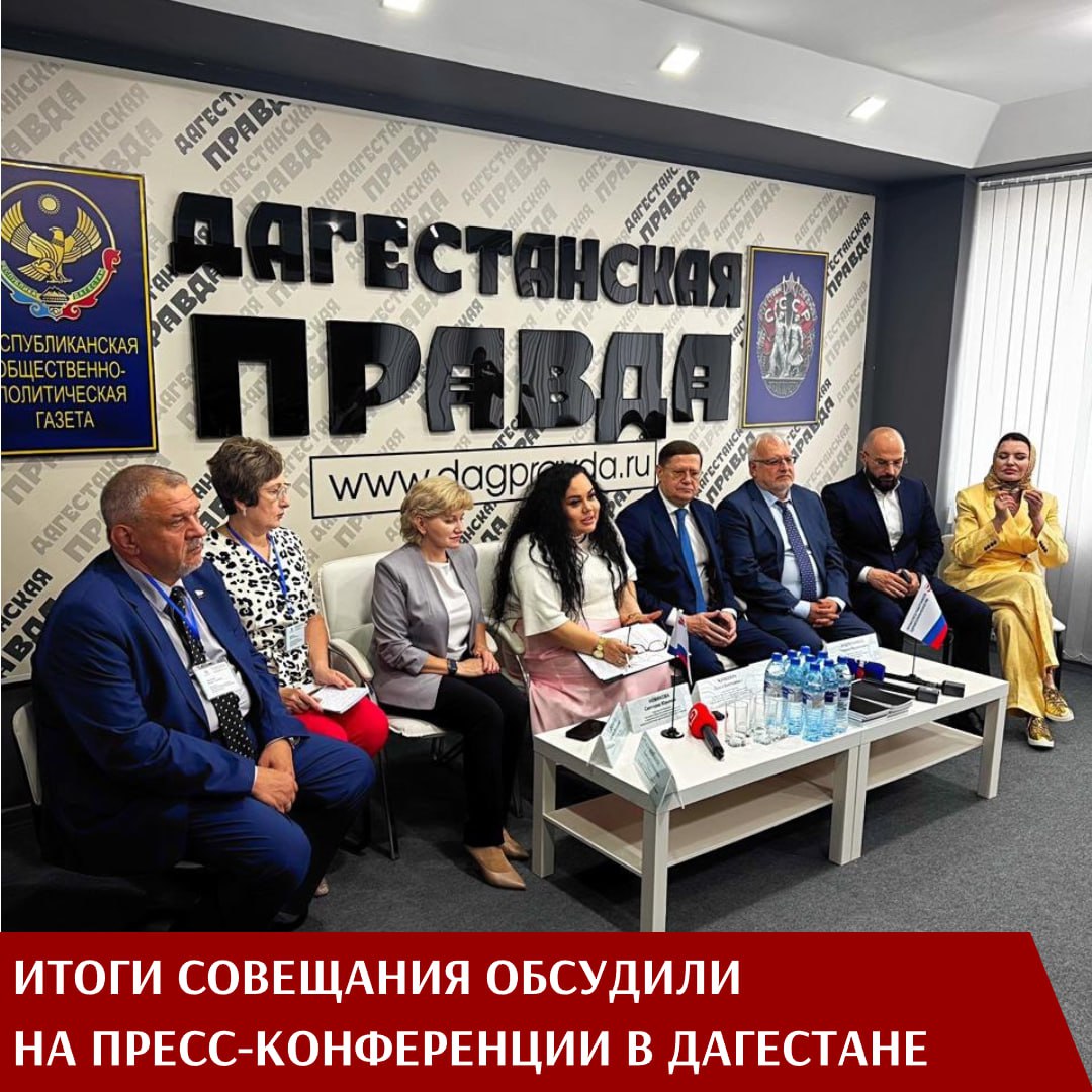 Полтора десятка журналистов республиканских телеканалов, ведущих изданий и информагентств собрались на пресс-конференцию, которая прошла сразу после совещания Минздрава России и Профсоюза. Во встрече со СМИ приняли участие председатель Профсоюза Анатолий Домников, его заместитель Михаил Андрочников, начальник управления экономического развития и нормативного регулирования в здравоохранении Профсоюза Светлана Новикова, руководители организаций Профсоюза в Дагестане и Краснодарском крае, а также представители Минздрава. Вела пресс-конференцию начальник управления по связям с общественностью, работе с молодежью и международному сотрудничеству Профсоюза Ольга Жанкевич. «Сегодняшний разговор — это часть большой совместной работы Профсоюза и Минздрава. Мы обсудили реальные предложения, собранные с мест, чтобы система оплаты труда в медицине была справедливой и работала на конкретных людей», — отметила секретарь ЦК Профсоюза, говоря о состоявшемся совещании. Корреспонденты интересовались, как идёт подготовка к переходу на новую систему оплаты труда медработников, какие предложения вырабатывают регионы, и какие вопросы требуют решений уже сейчас. «Мы донесли до президента, что система оплаты труда нуждается в реформировании. Сегодня зарплата регулируется на уровне субъектов — в итоге разница между регионами может достигать четырёхкратной. Это приводит к миграции кадров между территориями. В ходе совещания сформулировано 11 новых предложений, которые директор департамента медицинского образования и кадровой политики Минздрава РФ Артем Наркевич зафиксировал для обсуждения с министерством», - подчеркнул председатель Профсоюза Анатолий Домников. Помимо вопросов оплаты труда, обсуждались и кадровые проблемы, меры поддержки молодых специалистов, а также роль информационной работы в защите трудовых прав медработников. Следите за дальнейшими публикациями по итогам пресс-конференции.