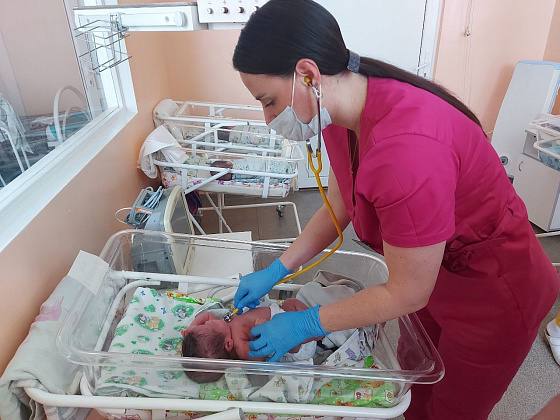 Более 6 тысяч волгоградских малышей прошли углубленное медицинское обследование За первые пять месяцев текущего года в Волгоградской области более 6 тысяч новорожденных бесплатно прошли неонатальный и расширенный неонатальный скрининг. По информации облздрава, в рамках региональной программы «Обеспечение расширенного неонатального скрининга» проводится комплексное обследование новорожденных на более чем 30 врожденных и наследственных патологий. Помимо пяти основных заболеваний, связанных с врожденным нарушением обмена веществ гипотиреоз, адреногенитальный синдром, галактоземия, муковисцидоз и фенилкетонурия , осуществляется скрининг на ряд дополнительных нарушений, включая спинальную мышечную атрофию и первичные иммунодефициты. Результаты скрининга показали эффективность программы, все пациенты находятся под наблюдением специалистов и получают необходимое лечение. Отметим, решение демографических вопросов — одно из приоритетных направлений. В соответствии с поставленными губернатором Волгоградской области Андреем Бочаровым задачами в регионе продолжается модернизация профильных медучреждений. С 2019 года капитально отремонтированы девять женских консультаций, с 2025 года эта работа продолжается в рамках национального проекта «Продолжительная и активная жизнь». Напомним, в рамках национального проекта «Семья» продолжается проведение бесплатного ЭКО. С начала 2025 года проведено 413 процедур, 136 женщин встали на учет по беременности. Кроме того, жители региона в возрасте от 18 до 45 лет могут пройти бесплатную углубленную диспансеризацию для оценки репродуктивного здоровья.