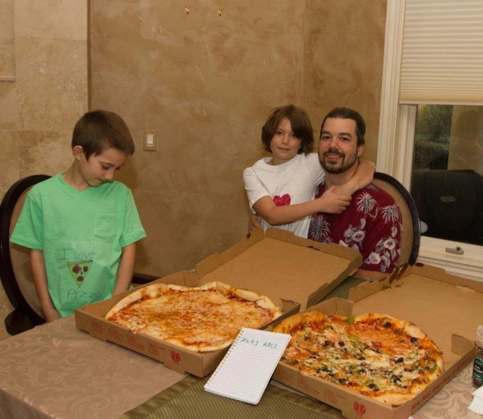 15 лет назад, 22 мая 2010 года, программист Ласло Хейниц купил две пиццы Papa John’s за 10 000 BTC — с этого времени крипто сообщество отмечает Bitcoin Pizza Day. На форуме BitcoinTalk он спросил, кто сможет обменять 10 000 BTC $25 на две пиццы, спустя 4 дня он сообщил, что сделка прошла успешно. Сейчас 10 000 BTC — $1.1 млрд.