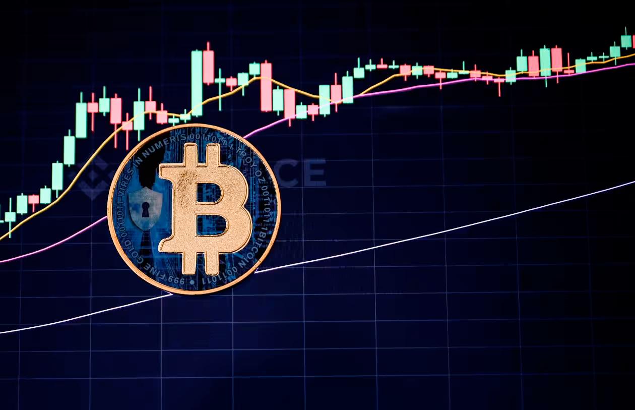 Bitcoin вырос на 574% от дна медвежьего рынка 2022-го   Вместо хайпов вокруг all-time high аналитики теперь смотрят на другое: как уверенно растет флор. С $15,479 в 2022-м до $74,434 в 2025-м — минимальные годовые цены BTC обновляют рекорды и показывают устойчивый тренд вверх.    Рост годовых минимумов — сигнал, что рынок крепчает, институционалы заходят, а биток становится не просто активом, а финансовым фундаментом нового мира.             — ставь реакцию для поддержки канала