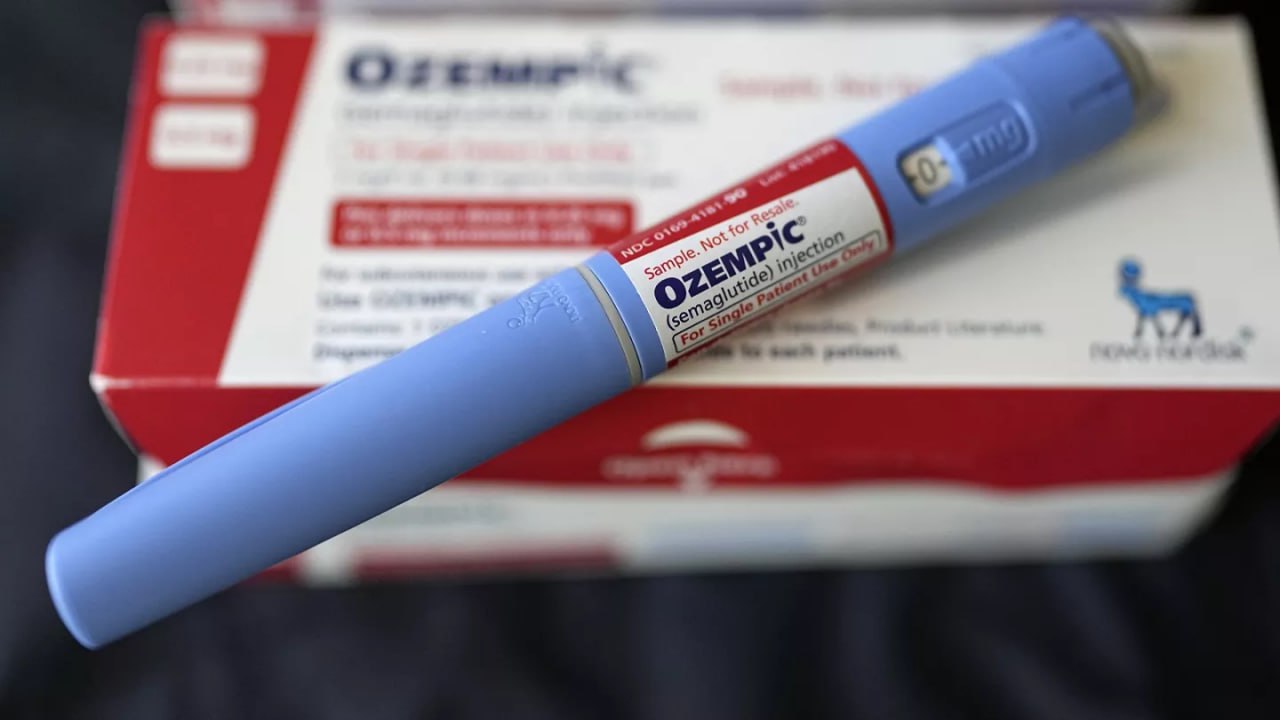 Препараты с МНН семаглутид компании Novo Nordisk могут повышать риск ухудшения зрительной функции — установил европейский регулятор. Речь идёт о развитии у пациентов неартериитной передней ишемической оптической нейропатии. Это состояние, при котором нарушается кровоснабжение зрительного нерва, что может привести к частичной или полной его атрофии, уточняет Vademecum Live. Сообщение о побочном эффекте опубликовано сегодня на сайте Европейского агентства по лекарственным средствам EMA . В качестве потенциально связанных с риском препаратов названы несколько средств для похудения датской компании: Ozempic, Rybelsus, Wegovy. По данным EMA, побочный эффект встречается примерно у 1 из 10 000 пациентов. Тем не менее регулятор рекомендовал обновить инструкции к этим препаратам, включив нейропатию в перечень побочных эффектов с пометкой «очень редко».