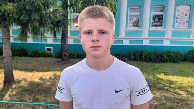 Школьник вынес трёхлетнего малыша из горящего дома в российском регионе. Пожар произошёл в частном доме в селе Пичаево Тамбовской области. 16-летний Максим Макеев находился неподалёку и заметил из-под крыши дым, а в окне — малыша, который пряталась за шторами. Подросток вызвал пожарных и аккуратно разбил стекло. Он вынес ребёнка и передал его бабушке. В МЧС отметили, что рассматривается вопрос о награждении Макеева. Сам школьник свой поступок не считает выдающимся. По его мнению, так поступил бы каждый.