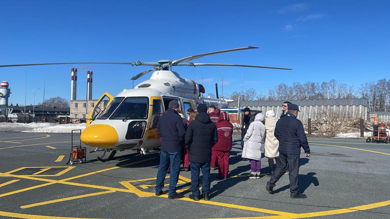 В аэропорту «Уфа» им. Мустая Карима прошел обучающий семинар по эксплуатации медицинского оборудования при оказании экстренной медицинской помощи с использованием санитарной авиации.   ‍ ‍ Семинар проводился для специалистов службы санитарной авиации Республиканской больницы им. Г. Г. Куватова, Республиканского перинатального центра и Республиканской детской больницы. В мероприятии также приняли участие заместители министра здравоохранения Башкортостана Елена Галимулина и Анатолий Можаев.   Обучение проводили опытные специалисты, включая инспектора по безопасности полетов, заведующего отделением санитарной авиации РКБ им. Г. Г. Куватова и врача-реаниматолога.   Программа семинара включала следующие темы:   Порядок посадки и высадки медицинского персонала в вертолет «Ансат»;  Погрузка и выгрузка пациента на носилках медицинского модуля вертолета;  Практическое использование аппарата искусственной вентиляции легких;  Состав медицинской укладки скорой помощи;  Мониторинг жизненно важных функций с помощью системы мониторирования и дефибрилляции.   Участники получили не только теоретические знания, но и практические навыки, что в дальнейшем позволит минимизировать риски при медицинской эвакуации с использованием воздушного транспорта и обеспечить безопасность пациентов во время транспортировки.  #МинздравБашкортостана #ЗдравоохранениеРБ