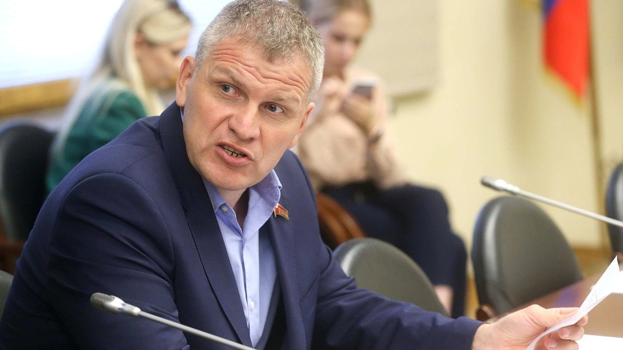 Куринный заявил, что целевой набор обернулся провалом По направлению «Здравоохранение и медицинские науки» на целевые места принято 25,6 тысячи человек, выполнение от плана составило 60,5%. Об этом заявил зампредседателя Комитета Госдумы по охране здоровья Алексей Куринный, анализируя итоги Минздрава по приёмной кампании 2024/25 учебного года. «Несмотря на официально звучащие лестные оценки нового механизма целевого приема в российские ВУЗы, в 2024-2025 учебном году фактически имеет место провал», — подытожил Куринный.