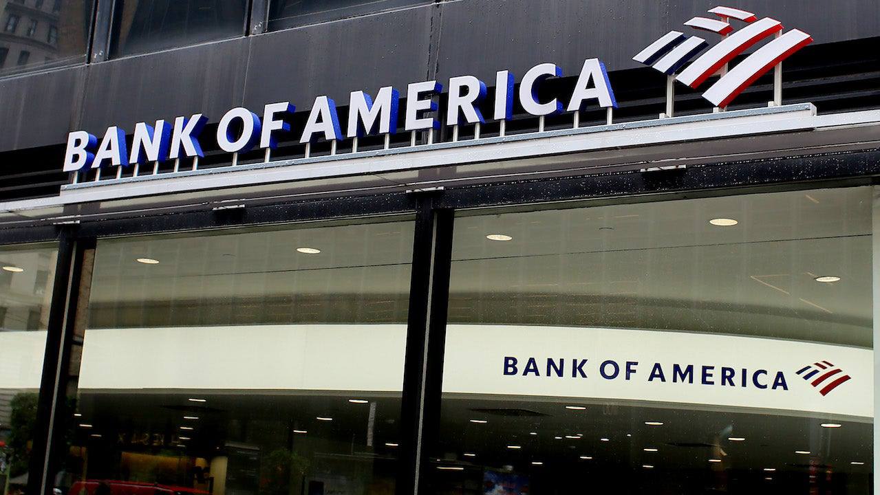 Bank of America готовится к выпуску стейблкоина.  Глава BoA Брайан Мойнихан заявил, что банк готов запустить свой стейблкоин, обеспеченный долларом США, как только появится регуляторная ясность.  Ключевые моменты:   Стейблкоин будет работать аналогично банковским счетам и денежным фондам.   Bank of America не торопится, ожидая четких правил от регуляторов.   Это может усилить позиции традиционных банков в криптофинансах.  Crypto   Azam