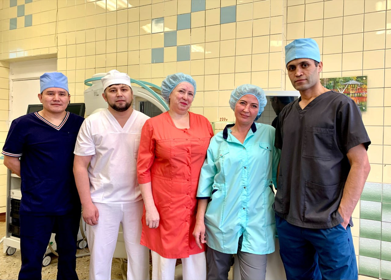 Бригада врачей из Нижнего Тагила пришла на помощь сварщику упавшему с крыши Он мог погибнуть от кровопотери после множественных переломов рассказали в горбольнице 1 В свой выходной 51 летний мужчина работал на крыше Одно неосторожное движение и уралец рухнул с высоты как минимум пяти метров В приемный покой горбольницы 1 в Нижнем Тагиле пациент поступил с травмами ноги руки и ребер Мужчине повезло обошлось без повреждений головы и внутренних органов А вот перелом бедренной кости был чреват обильной кровопотерей повышенным риском эмболии сосудов инфицирования а при негативном сценарии и летального исхода К оказанию помощи подключились травматологи нейрохирурги хирурги анестезиологи стационара Пациенту оперативно сделали две операции в ходе которых соединили и закрепили фрагменты костей металлоконструкциями Благодаря этому удалось минимизировать риски для жизни и здоровья Сейчас больной постепенно идет на поправку Чтобы вернуться к полноценной жизни ему предстоит пройти курс реабилитации