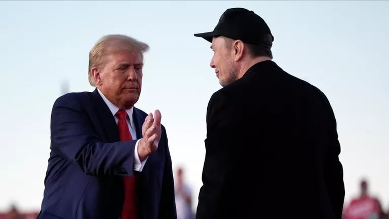 Президент США Дональд Трамп не исключил возможность примирения с бизнесменом Илоном Маском, с которым ранее вступил в заочную полемику в соцсетях. "Наверное, я бы мог", - сказал Трамп на подкасте Pod Force One с журналисткой Мирандой Дивайн, отвечая на вопрос про возможность примирения с Маском.