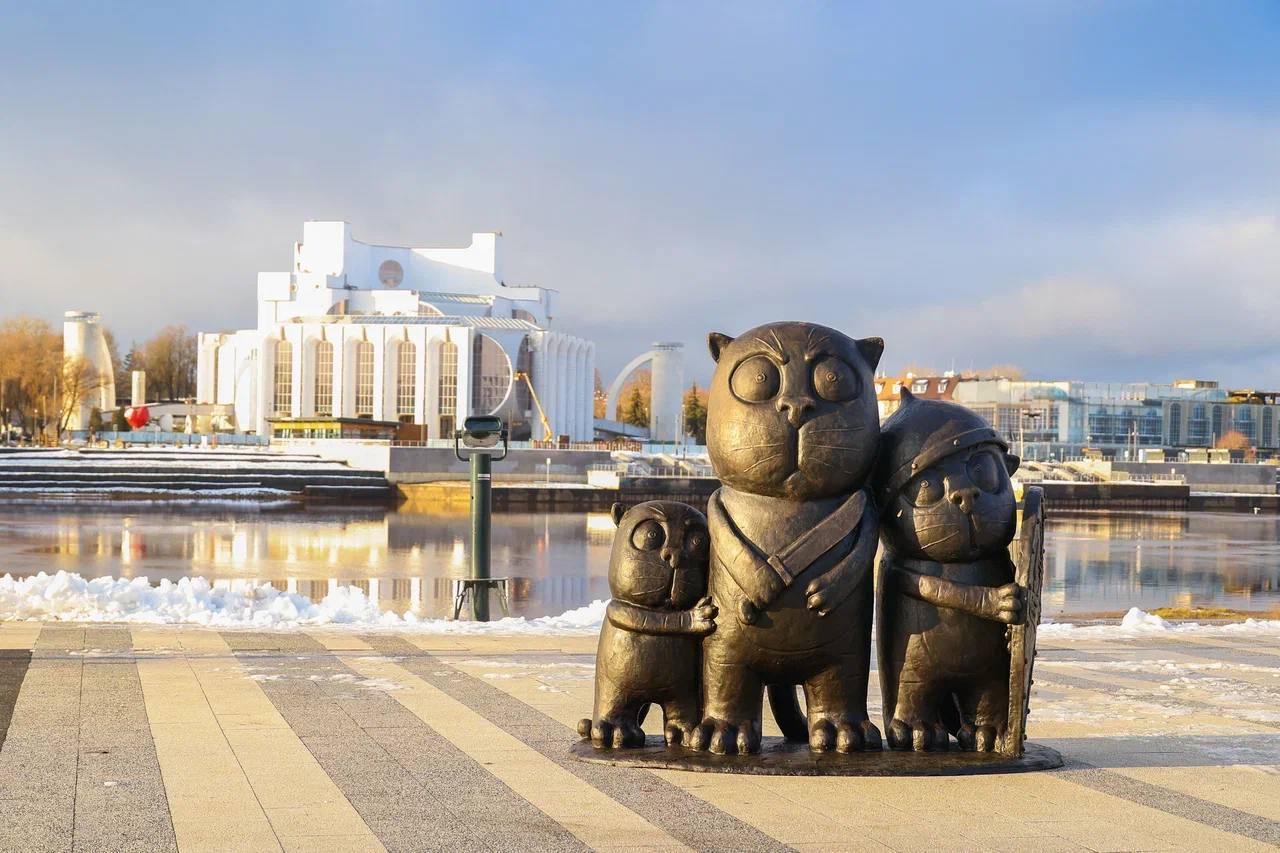 В Великом Новгороде появилась скульптурная композиция на основе рисунков Васи Ложкина состоящая из трёх котиков Записки Феликса отправь другу