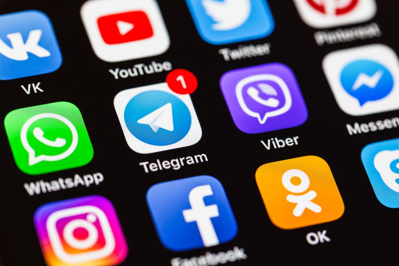 Банки и операторы массово уходят из Telegram: куда переедут клиентские чаты? Полный запрет с 1 июня — банки и операторы прекратили обслуживание в WhatsApp, Telegram и Viber. Массовый переход во «ВКонтакте» — аудитория VK Мессенджера выросла на 9% до 79,3 млн пользователей . Альтернативы: Max и чат-боты — ВТБ и ПСБ уже перенесли сервис в российские мессенджеры и мобильные приложения. 42% клиентов T2 уже решают вопросы через чат-ботов — против 5% в 2020 году: запрет ускорил цифровизацию сервиса. Главный вопрос — выдержит ли инфраструктура «ВКонтакте» нагрузку: если раньше клиенты банков сидели в Telegram, теперь их придётся принимать на менее привычных площадках. ProБанки