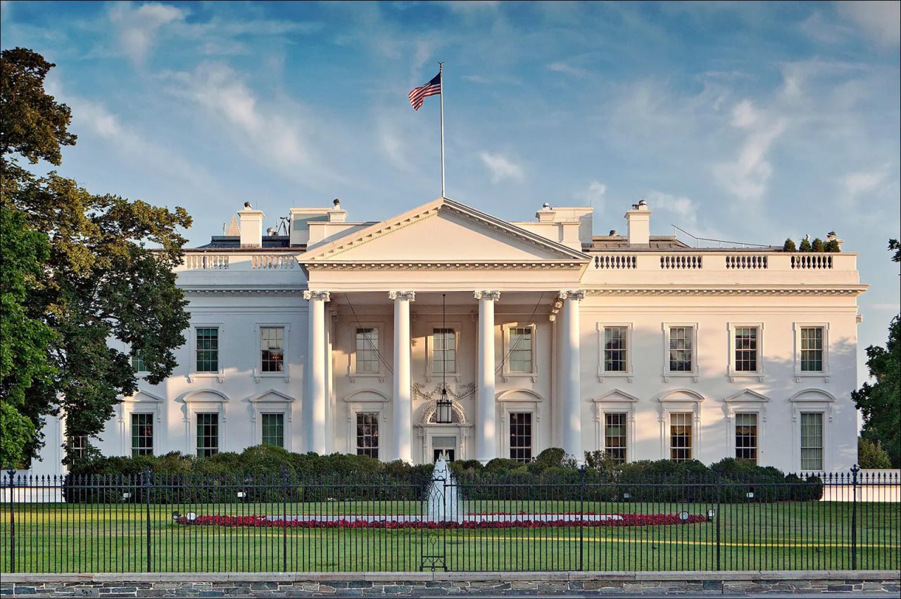 США приняли ключевые законы о криптовалютах Палата представителей США утвердила сразу три законопроекта: CLARITY Act создаёт единые правила для крипторынка, обязывает компании раскрывать риски и разделять клиентские и корпоративные средства. GENIUS Act требует, чтобы стейблкоины были полностью обеспечены долларом и проходили аудит. Закон уже одобрен Сенатом и вот-вот попадёт на подпись Трампу. Закон против цифрового доллара CBDC запрещает ФРС напрямую выпускать цифровую валюту для населения. Критики опасаются, что CLARITY ослабит контроль над DeFi, а GENIUS — даст лазейку для запуска цифрового доллара. Демократы считают всё это "подарком Трампу" и предупреждают о его возможных интересах в крипте. Впереди — баталии в Сенате. #новости_рынок