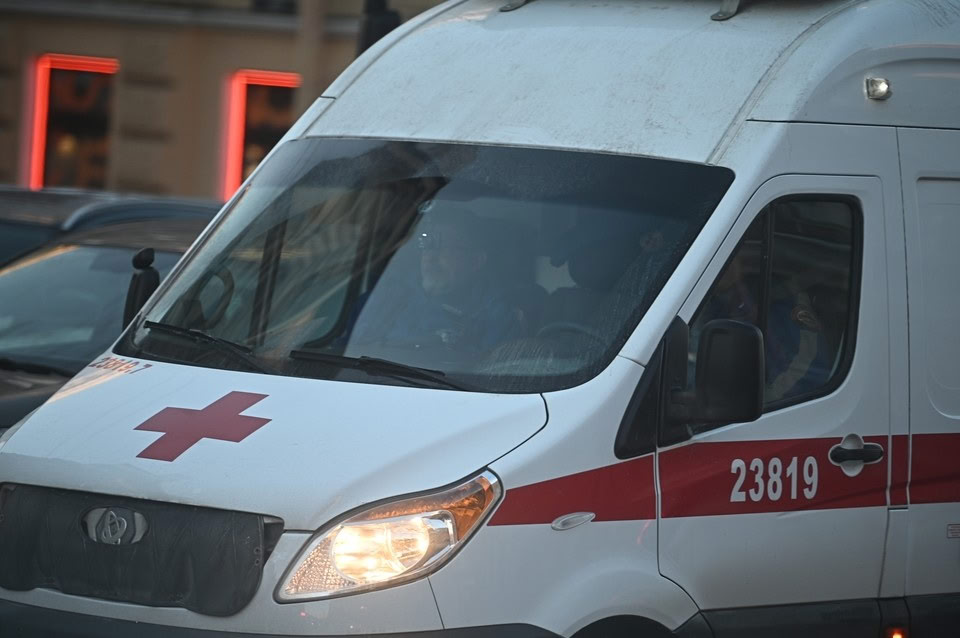 Отец на протяжении пяти лет насиловал малолетнюю дочь в Мурино. Все началось еще в 2020 году, когда ребенку было семь лет. Тревогу забила 14-летняя подруга девочки, которая позвонила на телефон доверия полиции. Все это время пострадавшая 2013 года рождения молчала, боясь, что ей никто не поверит. Мужчину задержали, он во всем сознался. В последний раз он надругался над дочерью совсем недавно. В отношении задержанного возбуждено уголовное дело. С ребенком работают медики и псиxологи.