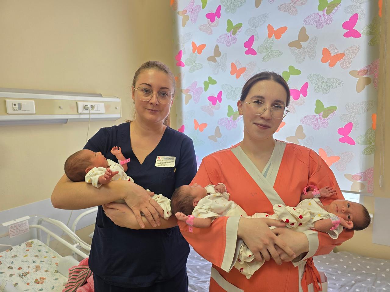 Молодая жительница Подмосковья стала мамой сразу трех дочек Малышки родились миниатюрными от 1480 до 2020 граммов поэтому первый месяц жизни провели под крылом врачей Видновского перинатального центра Для 23 летней мамы это стало полной неожиданностью ведь беременность наступила естественным путем Врачи помогли малышкам окрепнуть научили их самостоятельно есть и теперь со спокойным сердцем передали родителям