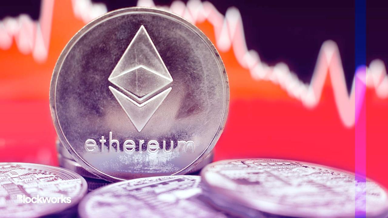 Эфир на взлете: открытый интерес по фьючерсам пробил $20 млрд ETH показывает зубы — с начала апреля он вырос на 108%, обогнав даже биткоин. Теперь цена $2,880 — лишь ступень к следующей цели. Технический анализ рисует фигуру «чашка с ручкой» с прицелом на $4,200. Объем открытых позиций по фьючерсам на эфир достиг рекордных $20 млрд. Это значит, на рынок зашли крупные деньги, трейдеры полны оптимизма и верят в продолжение роста. И это еще не предел. Похоже, эфир снова собирается стать королем крипты. — ставь реакцию для поддержки канала
