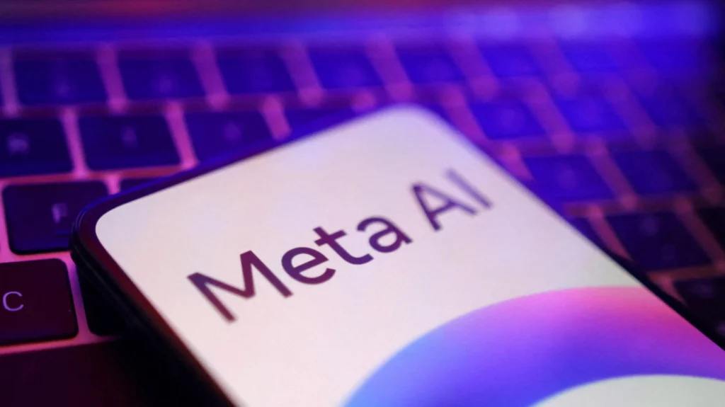 Meta тестирует ИИ-комментарии в Instagram  Meta экспериментирует с использованием ИИ для помощи пользователям в написании комментариев к постам в Instagram. Функция, замеченная пользователем X Джоном Мансано, предлагает три варианта комментариев, основанных на содержимом фото. Пользователи могут сгенерировать новые предложения, если им не нравятся первые.  Функция доступна через иконку карандаша рядом с полем для текста и использует ИИ Meta для анализа изображения и предложения вариантов комментариев. Это часть постоянных экспериментов Meta с ИИ-инструментами, включая предыдущие тесты с суммированием комментариев на Facebook и ИИ-созданными персонажами в Instagram.  Подробнее: cryptol.info/AI  #AI    Cryptol