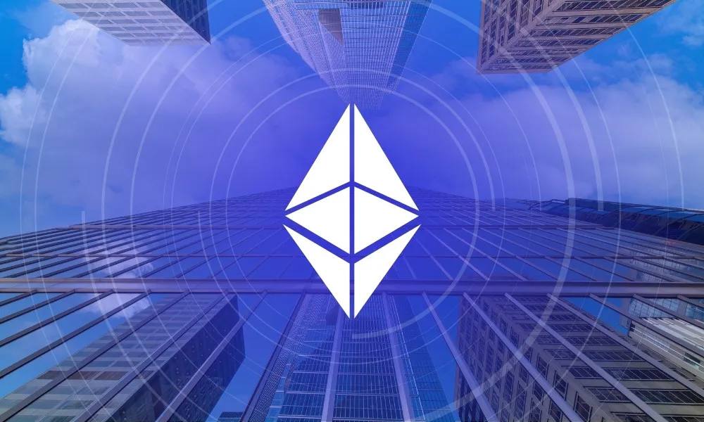 Крупные держатели Ethereum продолжают распродажу активов Согласно данным блокчейн-аналитики, участники первичного размещения Ethereum ICO 2015 года продолжают выводить и продавать значительные объёмы ETH: Один из долгосрочных инвесторов, получивший 76 000 ETH в 2015 году, недавно перевёл оставшиеся 2 000 ETH на биржу Kraken. За последние две недели этот адрес также реализовал 14 000 ETH на сумму порядка $24,7 млн. Другой крупный держатель за аналогичный период продал 16 500 ETH на $29,3 млн, оставив на балансе ещё 13 500 ETH. Crypto Azam