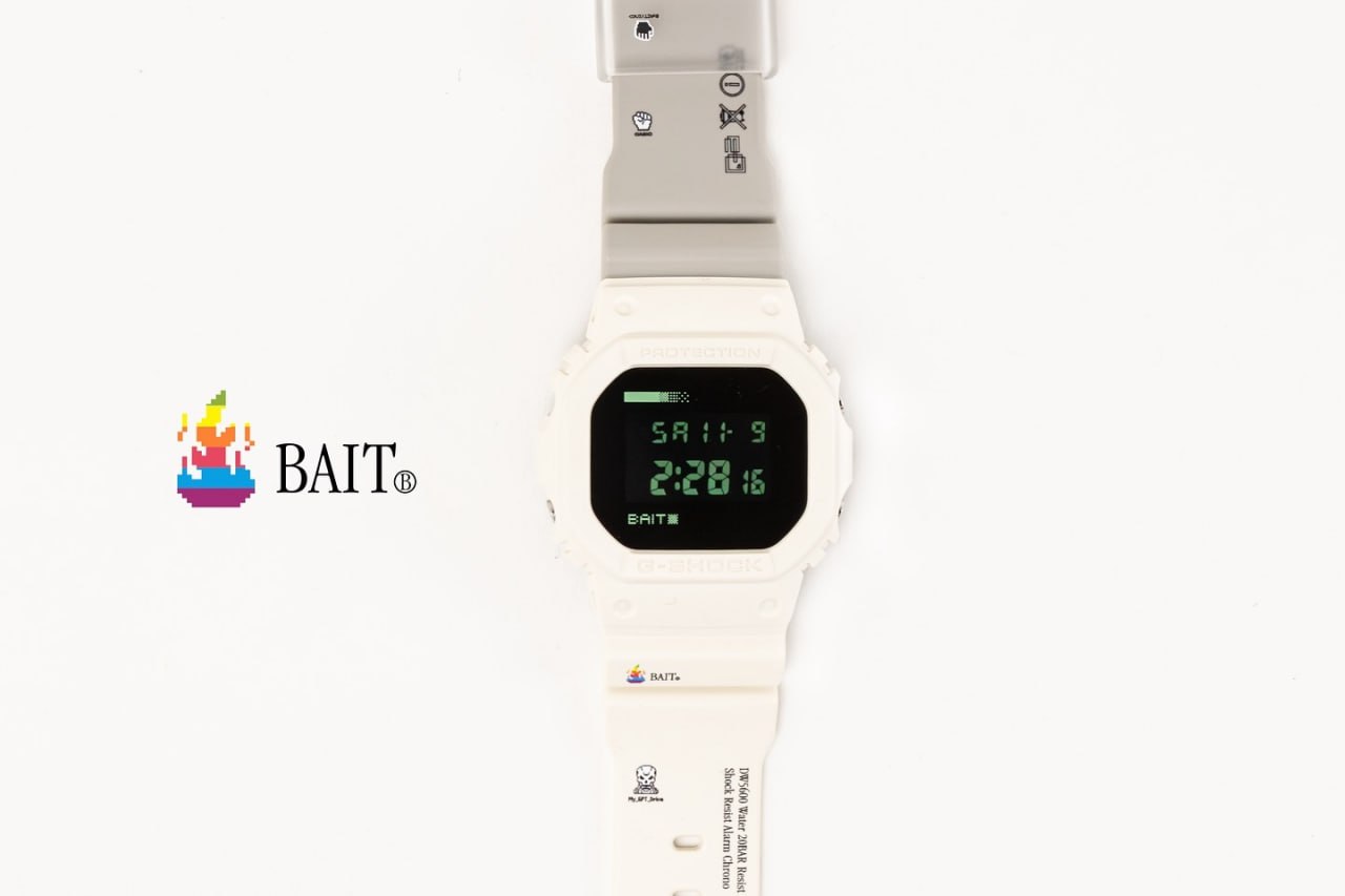 Американский ритейлер Bait выпустил коллабу с Casio в стиле компов Apple 80-х — G-Shock DW5600 за 150 баксов.  Как же сексотно выглядит зеленый монохромный дисплей    Внутри: Будильник с таймером есть, водонепронецаемость есть, пуши приходят, батарейка держит 2 года.  А че, как говорится, еще надо? Наконец-то можно похоронить ущербные Apple Watch — самый бесполезный продукт от яблочников.  Купить можно в штатах, в Японии и Тайване. Онлайн тоже, но русеянам с картой мир оплатить не получится    Ищу любимого подписчека, который привезет мне это чудо на новый год