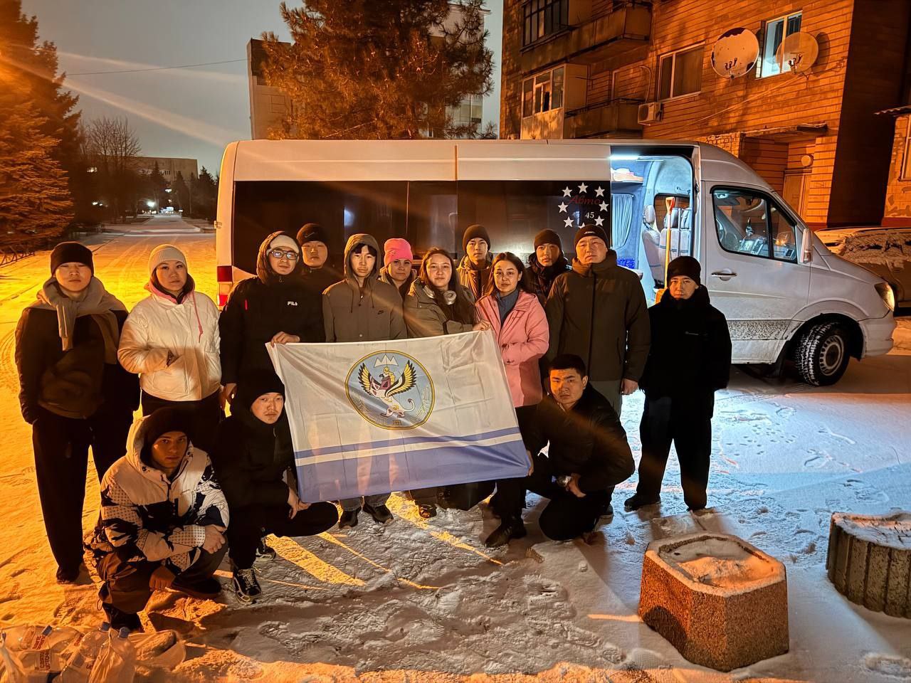 В Луганск прибыли 15 студентов медицинского колледжа Республики Алтай Они работают с врачами Луганской Народной Республики в том числе в Луганской республиканской клинической больнице Министр здравоохранения ЛНР Наталия Пащенко встретила группу Сначала ждали 10 человек Высокий уровень подготовки позволил выбрать 15 лучших Вице премьер Республики Алтай и министр здравоохранения этого региона хирург Дмитрий Хубезов обучал студентов реанимации и хирургии повреждений в реальных условиях Глава Республики Алтай Андрей Турчак напутствовал их перед поездкой Пащенко поблагодарила алтайских коллег за помощь Студенты закрывают нехватку врачей в больницах ЛНР