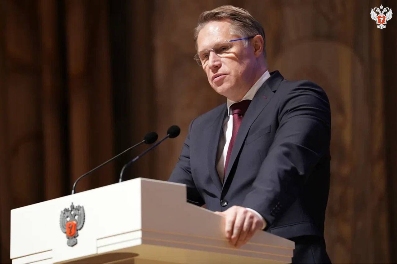 Михаил Мурашко: Полная интеграция новых регионов России в единое информационное пространство качественного здравоохранения — долг перед миллионами граждан, которые смотрят на нас с надеждой Об этом рассказал министр здравоохранения РФ Михаил Мурашко на заседании коллегии Минздрава России «Об итогах работы Минздрава России за 2024 год и задачах на 2025 год». — Много уже удалось достичь, как было показано в фильме, развивается инфраструктура, система ОМС, стали доступны бесплатные лекарства, большая работа по профилактике,продолжается внедрение системы высокотехнологичной помощи, — отметил министр. Глава Минздрава России выделил ключевые приоритеты на 2025 год: 1 Единые стандарты медицинской помощи; 2 Создание современной инфраструктуры: Оснащение 6 первичных сосудистых центров; Дооснащение современных онкодиспансеров; 3 Развитие профилактического направления; 4 Цифровая трансформация. #КоллегияМинздрава2025
