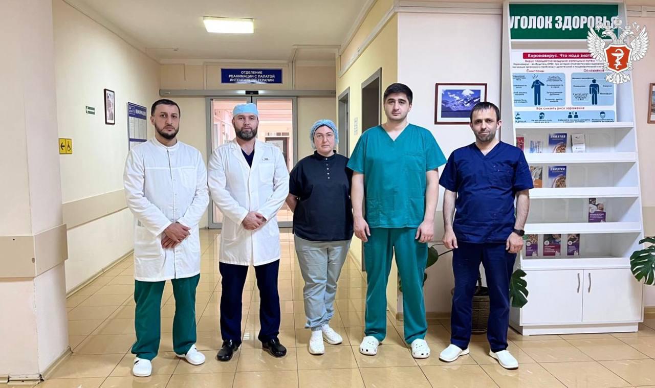 ‍  Дагестанские врачи спасли мужчину, заменив верхнюю часть сердца  В Дагестанском центре кардиологии успешно провели сложнейшую операцию Бенталла–Де Боно 57-летнему пациенту с тяжёлой аневризмой аорты и ишемической болезнью сердца.    В ходе операции хирурги полностью заменили поражённый участок аорты и верхнюю часть сердца на протез с искусственным клапаном.    Пациент восстановился и уже вернулся к нормальной жизни.