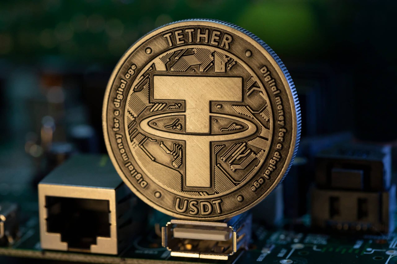 Tether заморозила 32 мільйони реалів приблизно 5,8 мільйона доларів у криптовалюті USDT за вимогою бразильської влади через підозри у відмиванні грошей. Компанія тісно співпрацює з правоохоронцями: у червні вона заблокувала 225 мільйонів доларів на запит Міністерства юстиції США, у березні — 23 мільйони доларів на гаманцях Garantex, а також повернула 9 мільйонів доларів після хакерської атаки на Bybit. Загалом Tether заблокувала понад 5000 криптогаманців. CryptoFace