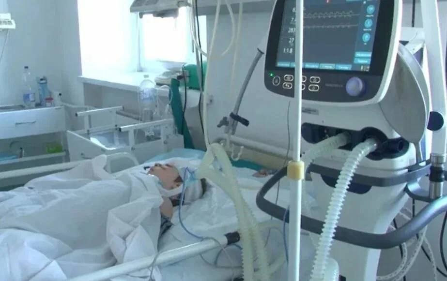 В Нижегородской области 14-летний мальчик попал в реанимацию после ночевки у друга. Он выпил два стакана коньяка  Мальчика нашла в подъезде соседка, которая вызвала скорую помощь. Врачи диагностировали тяжелое алкогольное отравление и госпитализировали ребенка в реанимацию.   Придя в себя, школьник объяснил, что был в гостях у друга. Там он нашел коньяк и решил попробовать. После двух стаканов ему стало плохо.  В отношении матери составлен протокол о неисполнении родительских обязанностей. Шестиклассник же протрезвел и был отпущен на амбулаторное лечение.
