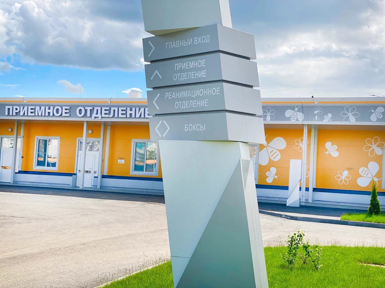 Главврача областной инфекционной больницы подозревают в превышении полномочий на 200 млн рублей Следственный комитет Псковской области возбудил уголовное дело в отношении главного врача ГБУЗ ПО Псковская областная инфекционная клиническая больница Анастасии Повторейко за превышение должностных полномочий из корыстной и иной личной заинтересованности п е ч 3 ст 286 УК РФ По версии следствия с января 2023 года до октября 2024 года она поручала врачам вносить ложные сведения о применении дорогих лекарств после чего выставляла Территориальному фонду ОМС завышенные счета В результате в адрес медучреждения неправомерно перечислили 200 млн рублей Сейчас следователи проводят обыски в помещениях больницы и дома у главврача а также допрашивают медработников и проводят другие следственные действия Если вы хотите поделиться своей новостью с нашей редакцией   mediamedics bot