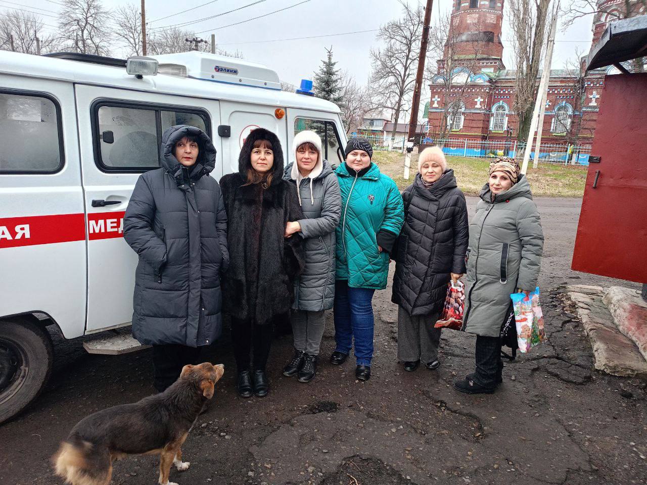 Врачи Кировской ЦГМБ осмотрели жителей п. Голубовское  Сотрудники Кировской центральной городской многопрофильной больницы продолжают работу по оказанию медицинской помощи жителям отдаленных и труднодоступных населенных пунктов района.   В рамках данной работы организован выезд врачебной бригады в п. Голубовское, относящегося к Кировскому району ЛНР .  Выездной осмотр проходил на базе местного ФАПа.  В состав выездной бригады вошли:  -терапевт; -гинеколог; -невролог.  В результате проведенной работы врачами  было осмотрено  25 человек.   Пациентам проведены лабораторные исследования.   «Выездные приемы – это неотъемлемая часть нашей работы, позволяющая обеспечить доступность качественной медицинской помощи для всех жителей Кировского района, в том числе и тех, кто проживает в отдаленных населенных пунктах»-отметил главврач Кировской ЦГМБ Семен Балахон.