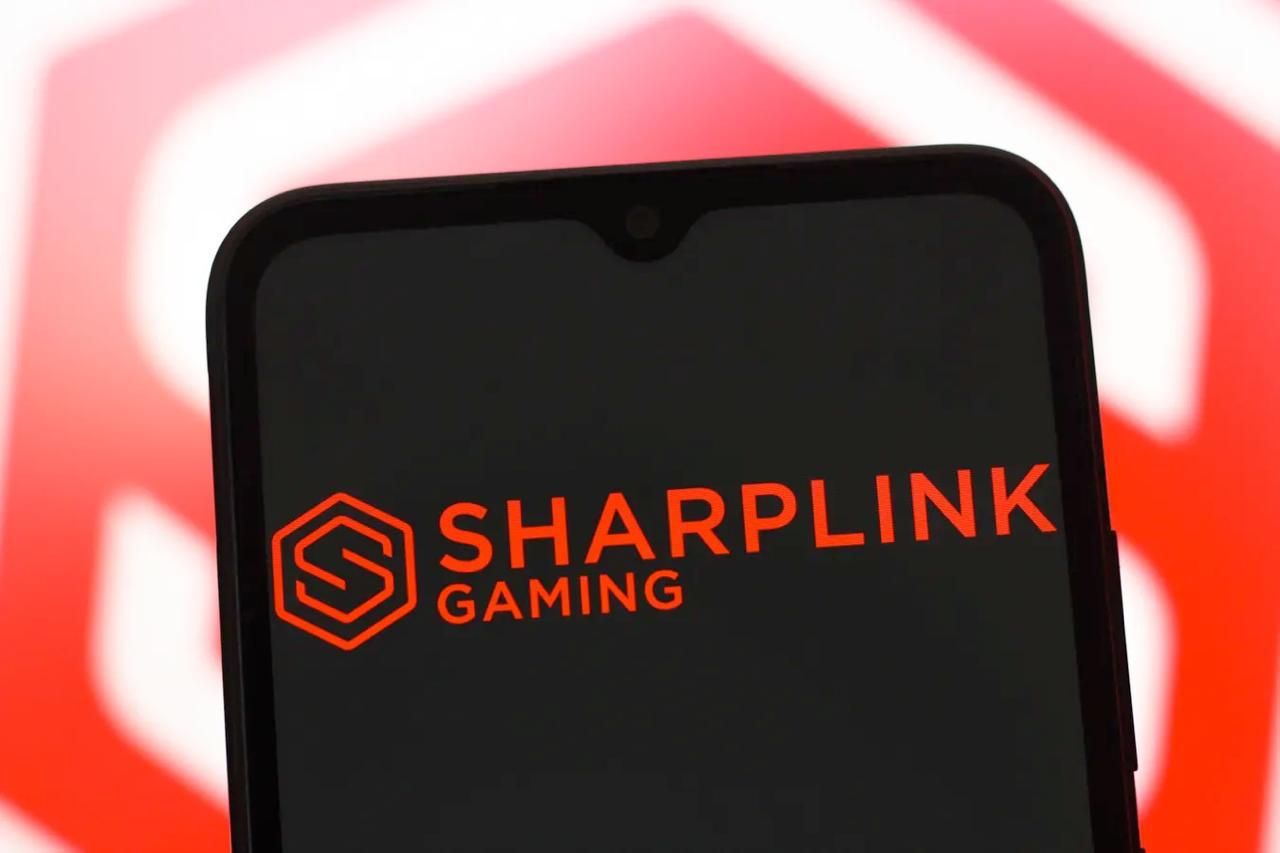 SharpLink стала крупнейшим публичным держателем Ethereum Компания SharpLink Gaming скупила 176 271 ETH на $463 млн, став крупнейшим публично торгуемым холдером Ethereum в мире и уступая лишь самой Ethereum Foundation. Средняя цена закупки — $2 626 за монету. Более 95% активов ушло в стейкинг — компания не просто холдит, а ещё и фармит, поддерживая безопасность сети и получая доход. Это первая Nasdaq-компания, сделавшая ETH основным активом своей казны. В SharpLink заявили: «Ethereum — основа цифровой экономики будущего». И похоже, что их ставка на «программируемый капитал» уже дала +11,8% с начала месяца. — ставь реакцию для поддержки канала