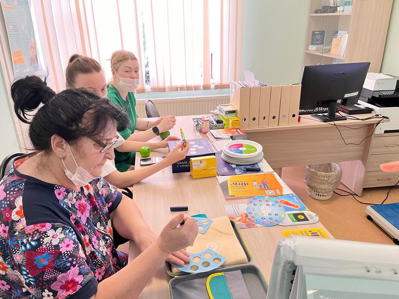 В Томской области 386 детей живут с сахарным диабетом Всего в регионе это заболевание диагностировано более чем у 44 тысяч человек Для их поддержки работают специальные школы где врачи обучают пациентов контролю за заболеванием правильному питанию приему лекарств и профилактике осложнений За время работы проведено уже свыше 15 тысяч занятий Обучение абсолютно бесплатное для всех пациентов В 2025 году новые отделения таких школ откроются в Томской районной больнице и в Северске Подписаться Регион 70   Прислать новость