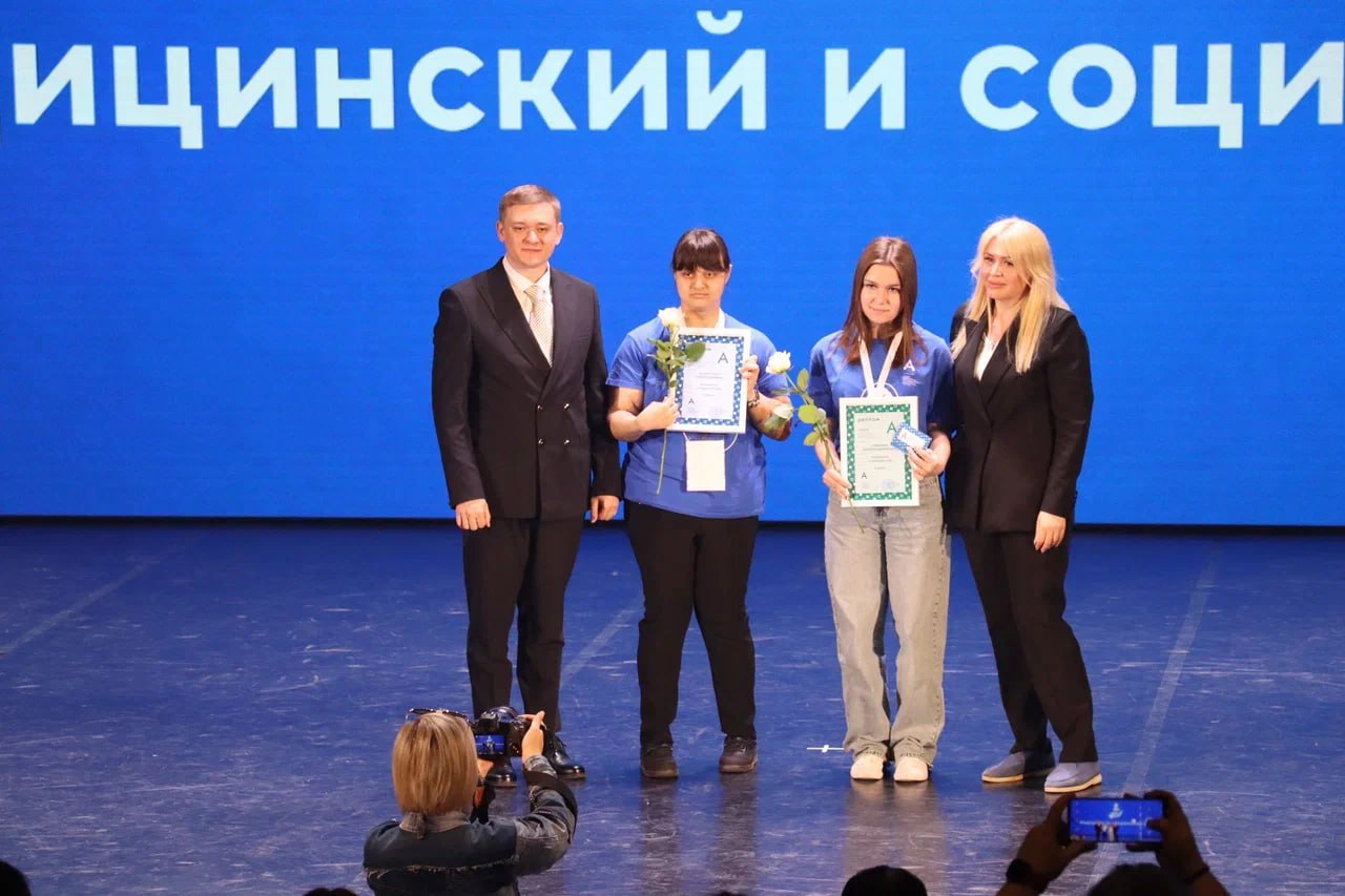 X Региональный чемпионат «Абилимпикс» в Липецкой области завершён! В Липецкой области определены победители и призёры регионального чемпионата по профессиональному мастерству среди лиц с инвалидностью и ограниченными возможностями здоровья «Абилимпикс», который проходит в рамках президентской платформы «Россия – страна возможностей». В этом году более 370 конкурсантов соревновались по 40 различным направлениям. Основная цель «Абилимпикс» — это эффективная профессиональная ориентация и мотивация людей с инвалидностью к получению профессионального образования, содействие их трудоустройству и социокультурной инклюзии. Соревнования по компетенции «Медицинский и социальный уход» прошли на базе Липецкого медицинского колледжа. На торжественной церемонии закрытия были объявлены победители: 1 место — Полина Землянухина, ГАПОУ «ЛМК»; 2 место — Виктория Рыбина, Усманский филиал ГАПОУ «ЛМК»; 3 место — Мария Плишкина, ГАПОУ «ЕМК им. К.С. Константиновой». Поздравляем всех участников и победителей! Вы вдохновляете нас своим мастерством и стремлением к успеху!